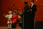Самые маленькие участники фестиваля поздравляют и благодарят о.Михаила